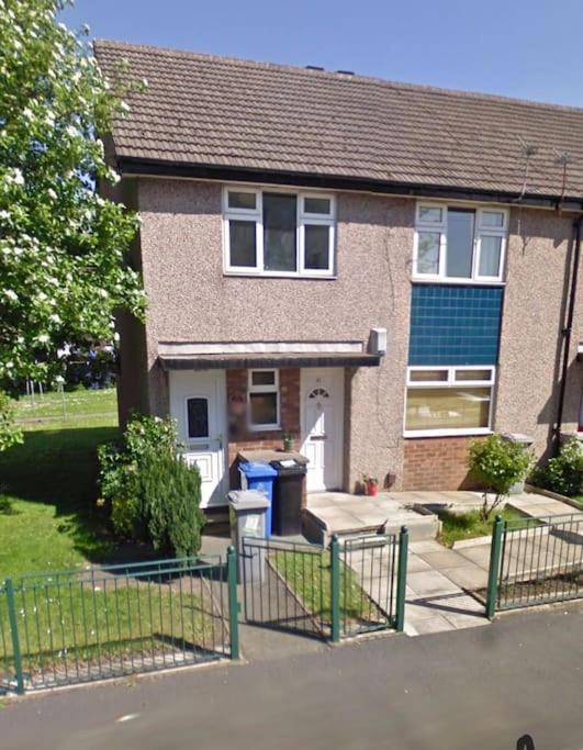 Maisonette With Patio 1 Double Bed Urmston Exterior foto