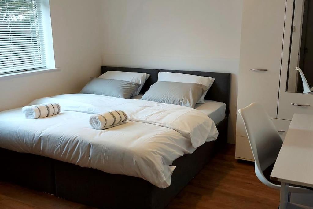 Maisonette With Patio 1 Double Bed Urmston Exterior foto