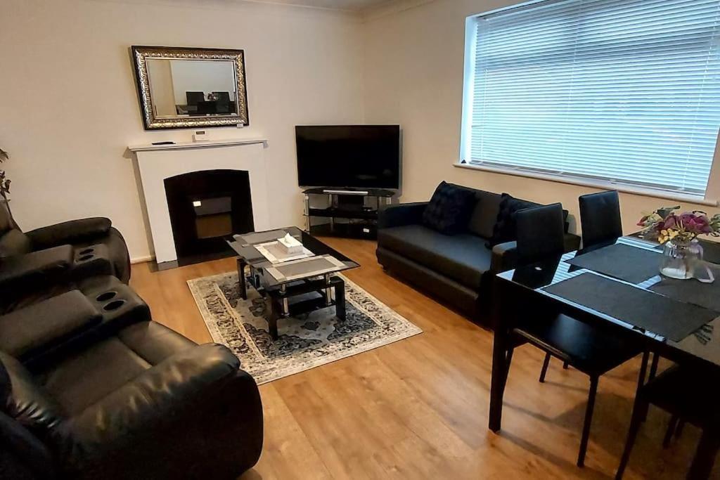 Maisonette With Patio 1 Double Bed Urmston Exterior foto