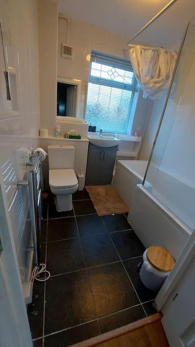 Maisonette With Patio 1 Double Bed Urmston Exterior foto